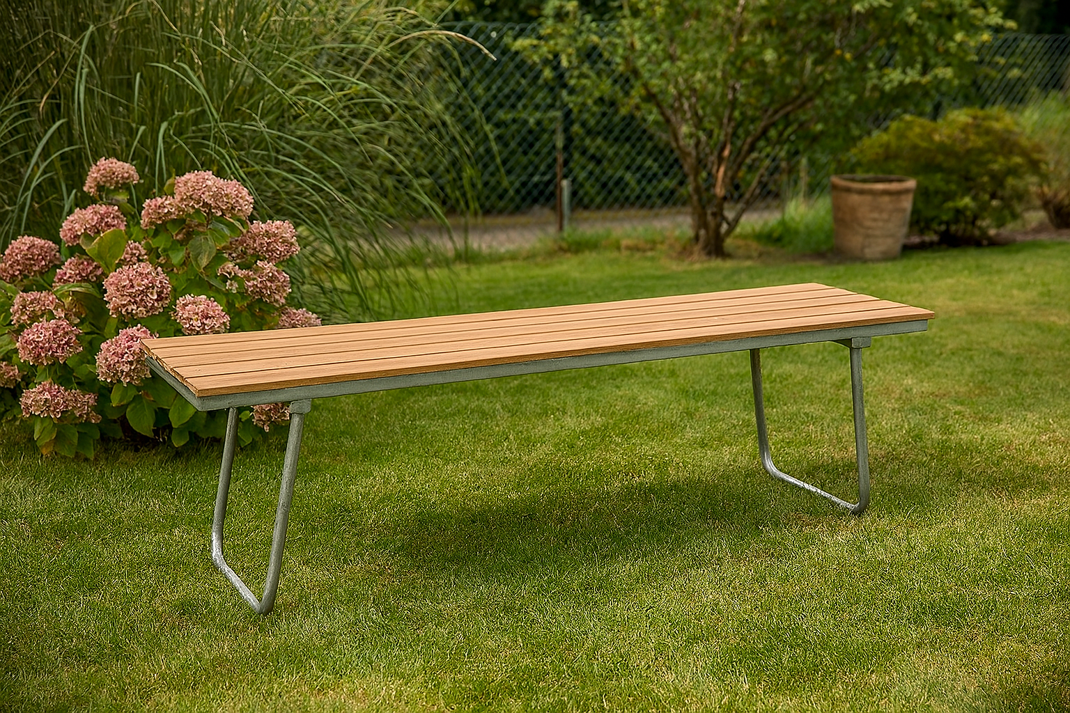 Trädgårdsbänk Teak Galvaniserat Stål Möllan Utemöbler
